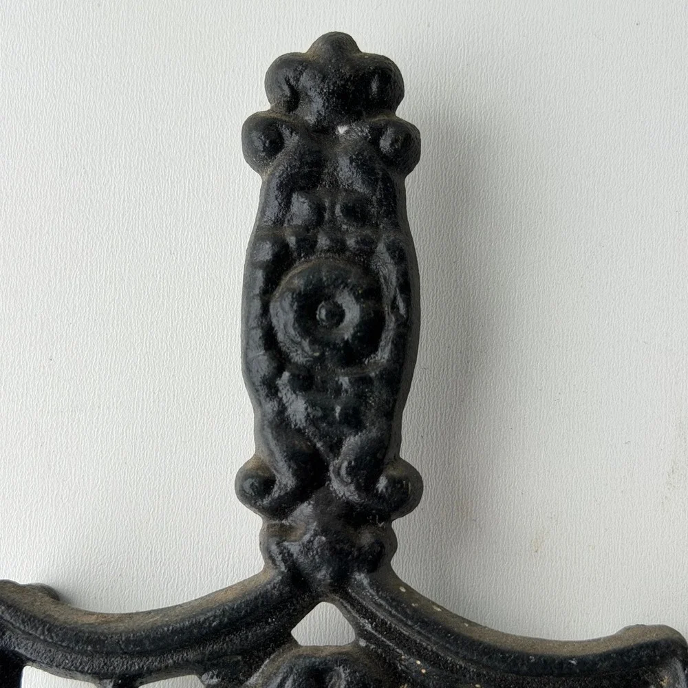 Vintage‎ Cast Iron Trivet Ornate Crest Shield Floral Scroll French Old World